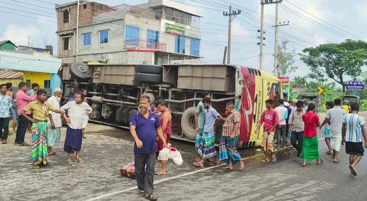 ময়মনসিংহে মাহিন্দ্রা-সিএনজিকে ধাক্কা দিয়ে বাস উল্টে নিহত ২